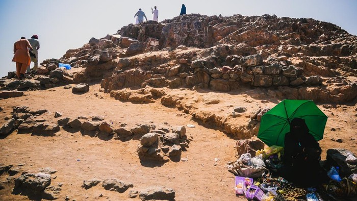 Umat muslim berziarah di bukit Ar Ruhmah sekitar Jabal Uhud, Madinah, Arab Saudi, Minggu (23/10/2022). Jabal Uhud merupakan saksi bisu perang antara pasukan Islam yang dipimpin oleh Rasululloh SAW melawan kaum kafir Quraisy. Dalam perang tersebut 70 orang sahabat gugur sebagai syuhada termasuk paman Rasulullah, Hamzah bin Abdul Muthalib. ANTARA FOTO/Rivan Awal Lingga/foc.