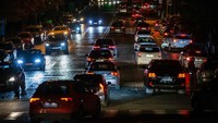 Deretan mobil melaju di jalan utama Kyiv tanpa penerangan lampu jalan. Foto: SOPA Images/LightRocket via Gett/SOPA Images
