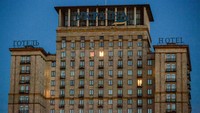 Hotel di pusat kota Kyiv hanya menyalakan lampu di tiga ruangan saja. Foto: SOPA Images/LightRocket via Gett/SOPA Images