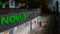 Jalanan bisa dapat penerangan dari toko yang masih buka, seperti salah satu supermarket ini. Foto: SOPA Images/LightRocket via Gett/SOPA Images