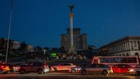 Suasana di Independence Square tanpa lampu penerangan umum. Foto: SOPA Images/LightRocket via Gett/SOPA Images