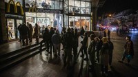 Warga mengantre di depan restoran cepat saji McDonalds di Kyiv sambil gelap-gelapan karena lampu jalanan dimatikan. Foto: SOPA Images/LightRocket via Gett/SOPA Images