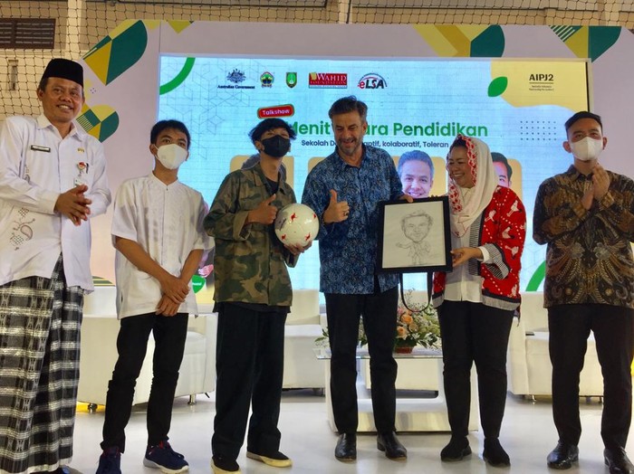 60 SMA se-Jawa diresmikan jadi βSekolah Damaiβ di Solo, Jawa Tengah, Senin (24/10/2022). βSekolah Damaiβ ini merupakan program kemitraan Wahid Foundation bersama Pemerintah Australia-Indonesia. 60 SMA se-Jawa diresmikan jadi βSekolah Damaiβ di Solo, Jawa Tengah, Senin (24/10/2022). βSekolah Damaiβ ini merupakan program kemitraan Wahid Foundation bersama Pemerintah Australia-Indonesia.