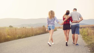 Kontroversi Pasangan Poliamori Menikah 20 Tahun, Dicap Serakah