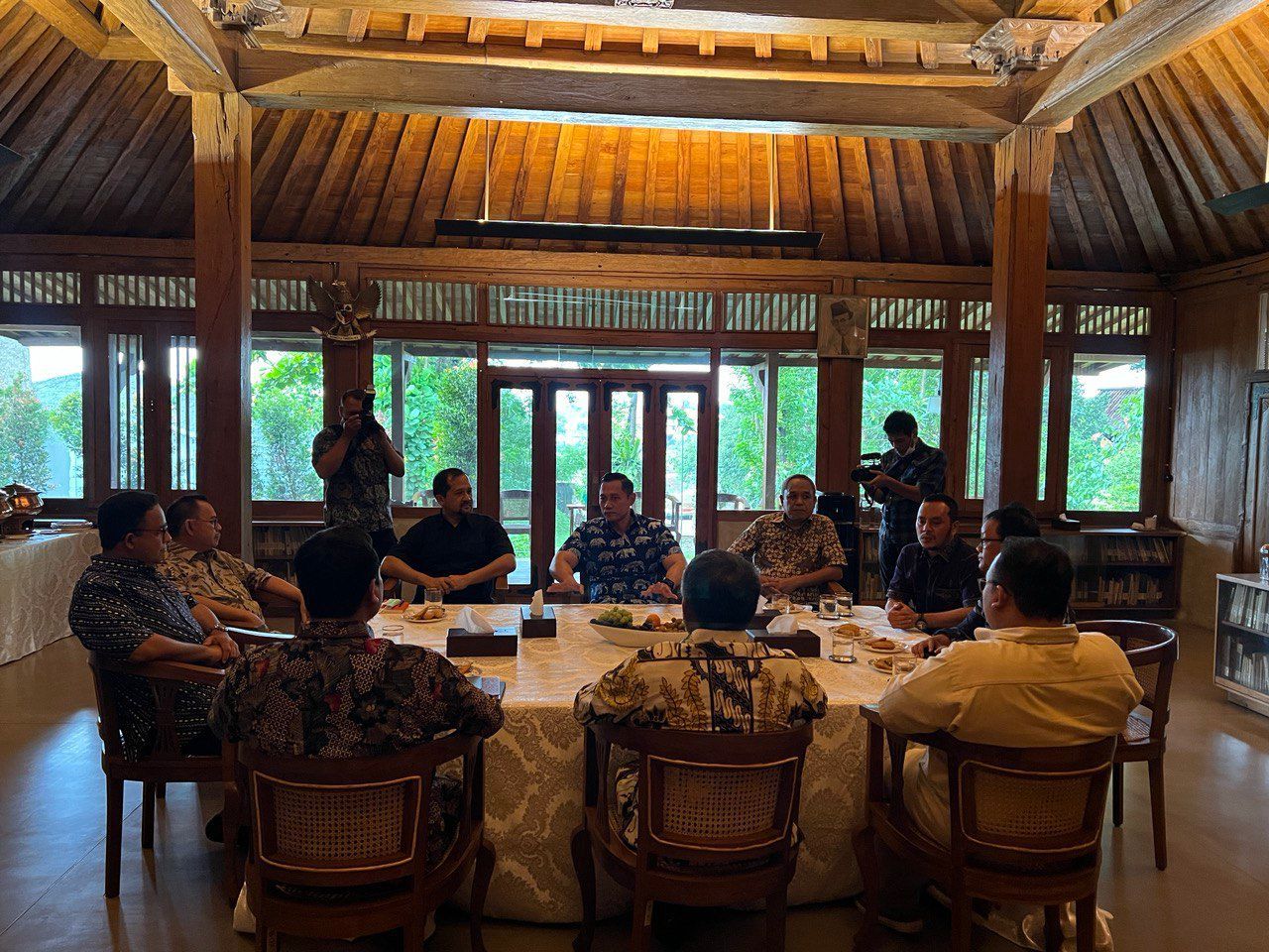 Agus Harimurti Yudhoyono (AHY) turut gabung di pertemuan tim kecil bentukkan NasDem, Demokrat, PKS membahas soal cawapres di kediaman Anies Baswedan, Selasa (25/10/2022). (dok. Istimewa)