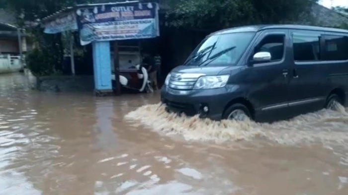 Akses jalan di Ciamis tergenang