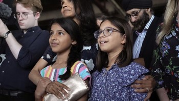 Ini dua anak dari pasangan itu. Ashkata dan suaminya adalah orang terkaya nomor 222 di Inggris dan hal itu sering jadi pembahasan. Foto: Getty Images
