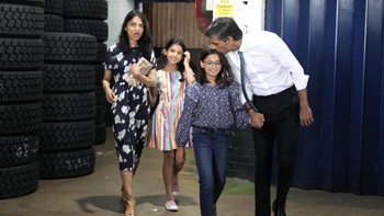 Ashkata selalu siap mendampingi suaminya dalam berbagai kampanye dan pertemuan. Ini saat mereka bersama kedua putrinya dalam sebuah kampanye. Foto: Getty Images