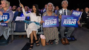 Ashkata bersama orang tua Rishi Sunak. Kini, tentu dia akan semakin sibuk mendampingi suaminya melaksanakan tugas negara sekaligus menangani persoalan-persoalan pelik yang dihadapi Inggris. Foto: Getty Images