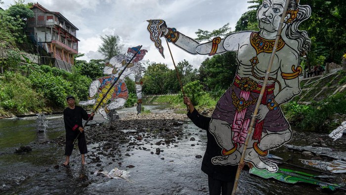 Aksi Peduli Sungai Lewat Pentas Wayang di Sungai Code Yogyakarta Seniman menunjukan aksinya saat pementasan wayang bertajuk Air Mata Air di bawah Jembatan Wreksodiiningrat, Kali Code, Sinduadi, Mlati, Sleman, D.I Yogyakarta, Senin (24/10/2022). Pementasan wayang kolaborasi dari berbagai komunitas seni seperti Mahasiswa Teater ISI Yogyakarta, Komunitas Prajna Srikandi, Pawon Jogan hingga Penari Prambanan itu untuk menumbuhkan kepedulian masyarakat dalam menjaga kelestarian sungai. ANTARA FOTO/Andreas Fitri Atmoko/foc.
