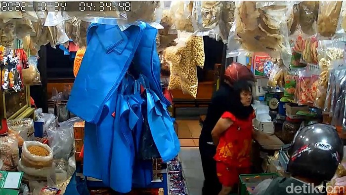 Aksi perampokan toko kelontong di Tanjungpinang terekam CCTV.