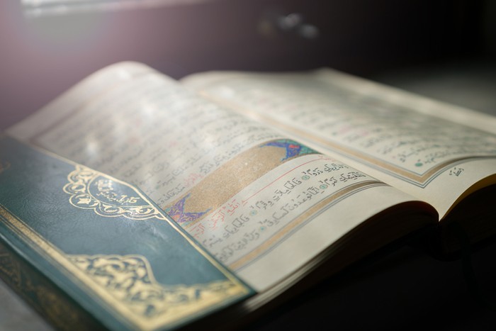 Al-Quran yang menjadi pedoman hidup umat Islam.