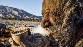 Karena itu, bisa terlihat dari cara hidupnya yang tidak lepas dari kontroversi, Haji mengonsumsi sesuatu yang jauh dari kata sehat. Ia memakan hewan yang mati di jalan hingga menghisap pipa yang berisi kotoran hewan. Foto: IRNA