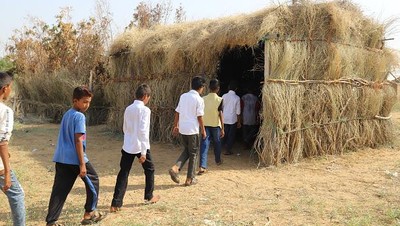 Potret Miris Sekolah di Yaman, Anak-anak Bikin Kelas dari Jerami