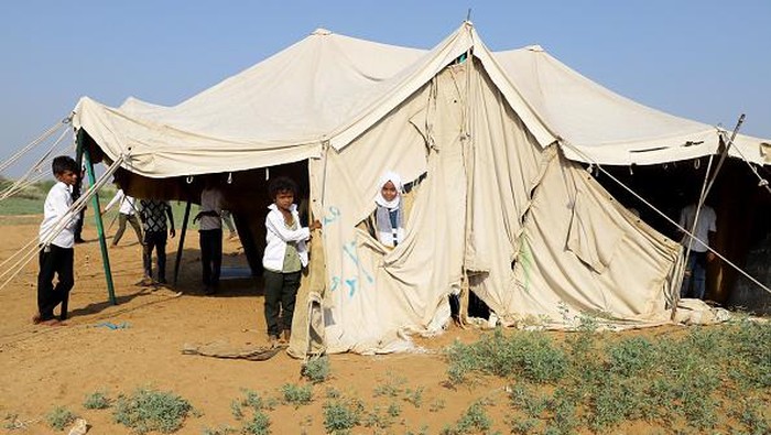 HAJJAH, YEMEN - OCTOBER 23: Yemeni students are seen at the Yermuk school, built by teachers, students and parents built with their own means in Hajjah, Yemen on October 23, 2022. In Yemen, which was struggling with civil war and political instability, teachers and students build their own schools with limited opportunities to continue their education. Teachers, students and parents built the classrooms consisting of huts and tents by moving the tree branches they cut from miles away to an empty field. The Yermuk school, which consists of 4 wooden barracks and 5 tents, approximately 150 students receive education under difficult conditions. (Photo by Mohammed Al-Wafi/Anadolu Agency via Getty Images)