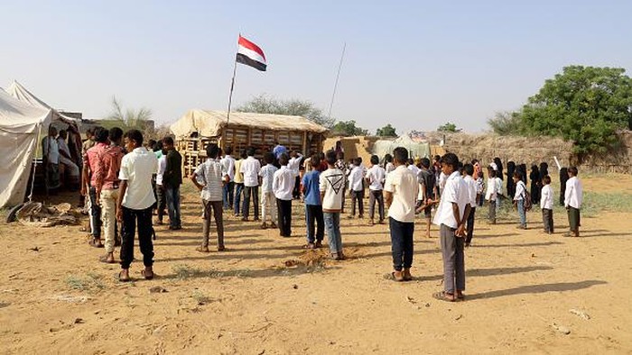Anak-anak di Yaman Bikin Sekolah Jadi Jerami HAJJAH, YEMEN - OCTOBER 23: Yemeni students are seen at the Yermuk school, built by teachers, students and parents built with their own means in Hajjah, Yemen on October 23, 2022. In Yemen, which was struggling with civil war and political instability, teachers and students build their own schools with limited opportunities to continue their education. Teachers, students and parents built the classrooms consisting of huts and tents by moving the tree branches they cut from miles away to an empty field. The Yermuk school, which consists of 4 wooden barracks and 5 tents, approximately 150 students receive education under difficult conditions. (Photo by Mohammed Al-Wafi/Anadolu Agency via Getty Images)