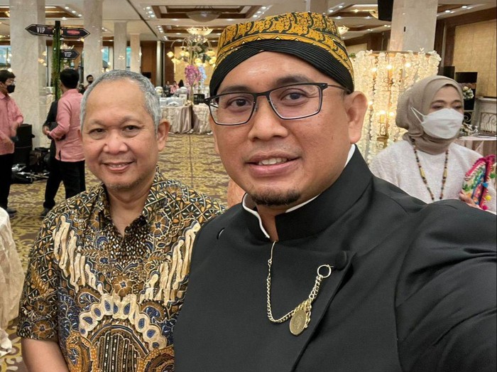 Anggota DPR Andre Rosiade dan Dirjen Pembiayaan Infrastruktur Pekerjaan Umum dan Perumahan Kementerian PUPR Herry Trisaputra Zuna saat bertemu dalam pesta pernikahan di Jakarta.