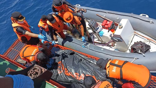 Badan Nasional Pencarian dan Pertolongan (Basarnas) Nusa Tenggara Timur (NTT)  menekan 3 jenazah korban kapal terbakar.