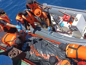 Nelayan Bantu Pencarian Korban Kapal Terbakar di NTT