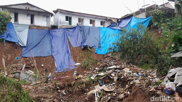 Bangunan tanpa IMB yang berdiri di bibir tebing di Gang Barjo dibongkar. Bangunan ini diduga jadi pemicu longsor yang menewaskan 4 orang. (M Sholihin/detikcom)