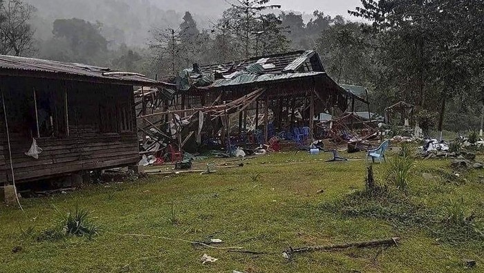 Begini Kondisi Arena Konser yang Dihantam Serangan Udara di Myanmar Serangan udara menghantam arena konser di Myanmar. Selain menewaskan 60 orang, serangan itu juga mengakibatkan arena konser hancur.