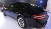 Genesis G80 Long Wheelbase Model menggunakan ban merek Pirelli P Zero dengan ukuran 245/50-R19. Sementara untuk G80 standar, pakai ban Michelin.