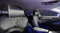 Genesis G80 Long Wheelbase Model memanfaatkan tenaga baterai berkapasitas 87,2 kWh yang bisa menghasilkan tenaga setara 365 hp dan torsi 700 Nm. Lalu untuk sistem penggeraknya, pakai e-AWD atau semua roda.
