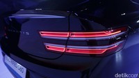 Dalam kondisi baterai penuh, sedan listrik mewah ini bisa melaju hingga 450 Km. Kemudian untuk charger baterainya, hanya dibutuhkan 22 menit dari 10 persen ke 80 persen dengan DC fast charging.