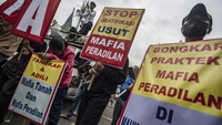 Dalam aksi tersebut, massa membawa spanduk yang mendorong MA untuk menangkap, membongkar, dan mengusut praktik mafia tanah dan mafia peradilan.