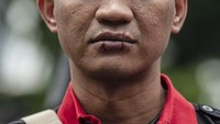 Seorang Pengunjuk rasa menjahit mulutnya saat melakukan demo.