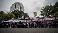 Sejumlah Massa dari Bakornas LKBHMI PB Himpunan Mahasiswa Islam (HMI) melakukan aksi unjuk rasa di depan Gedung Mahkamah Agung (MA), Jakarta, Selasa (25/10/2022).