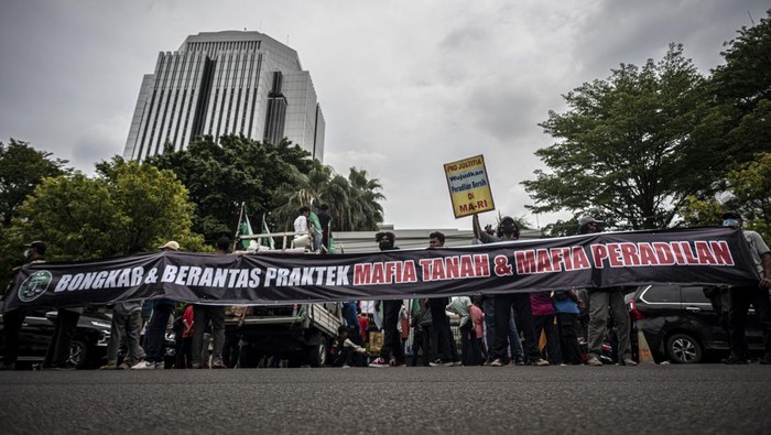Berantas Praktik Mafia Tanah, Massa Serbu Gedung MA Sejumlah Massa dari Bakornas LKBHMI PB Himpunan Mahasiswa Islam (HMI) melakukan aksi unjuk rasa di depan Gedung Mahkamah Agung (MA), Jakarta, Selasa (25/10/2022).