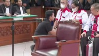 Bharada E berlutut di hadapan ibu dan bapak Brigadir J. Pekan lalu usai pembacaan dakwaan, Bharada E sudah menyampaikan permohonan maaf secara langsung kepada keluarga Brigadir J. (Foto: 20Detik)