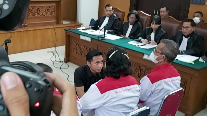 Bharada E sungkem ke orang tua Brigadir Yosua (Dwi-detikcom) Bharada E sungkem ke orang tua Brigadir Yosua (Dwi-detikcom)