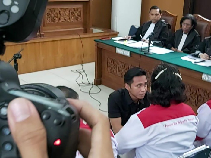 Bharada E sungkem ke orang tua Brigadir Yosua (Dwi-detikcom)