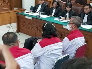 Bharada Eliezer Sungkem ke Orang Tua Yosua Sebelum Sidang Dimulai