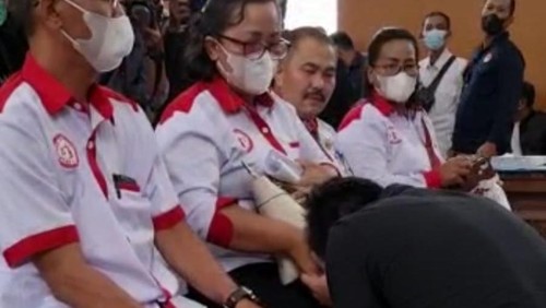 Bharada Richard Eliezer sungkem ke ibunda Yosua (Dok istimewa)