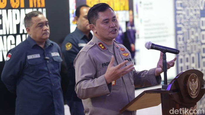 Kapolda metro Jaya memberikan pemaparan. Adapun, BP2MI bersama pihak kepolisian baru saja melakukan penyelamatan 160 calon PMI korban sindikat penempatan ilegal ke Timur Tengah.