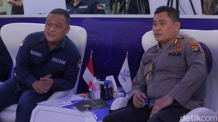 Kepala BP2MI Benny Rhamdani bersama Kapolda Metro Jaya Mohammad Fadil Imran memberikan keterangan pers Penyelamatan Ilegal 160 Calon PMI ke Timur Tengah di Kantor BP2MI, Jakarta, Selasa (25/10/2022).