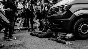 Kelompok aktivis lingkungan Extinction Rebellion (XR) menyelenggarakan kampanye protes di London. Karya Chris Mozyro menggunakan Sony A7R III Foto: British Photography Awards