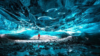 Pemandangan gua es di Islandia. Karya Maja Bet menggunakan Nikon d750, Nikkor 16-35mm. Foto: British Photography Awards