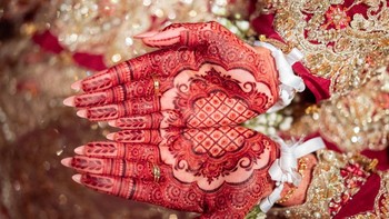 Pengantin menggunakan henna di tangan. Karya Nasrin Khan menggunakan Sony A7Riii dengan Sony Zeiss 55mm prime lens Foto: British Photography Awards