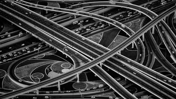 Foto persimpangan jalan di dekat Burj Khalifah di Dubai, Karya Lynn Hyde diambil dengan Canon EOS M3, Lensa EF M55-200 mm F/4.5 - 6.3 IS STM, f/5.0, 1/100 detik, ISO 800. Foto: British Photography Awards