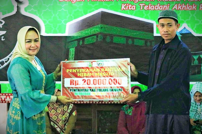 Bupati Tulang Bawang Beri Hibah Uang Jutaan untuk Masjid-Lembaga Adat