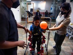 Robot Exoskeleton Canggih, Anak Lumpuh Bisa Jalan Sendiri