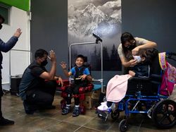 Robot Exoskeleton Canggih, Anak Lumpuh Bisa Jalan Sendiri