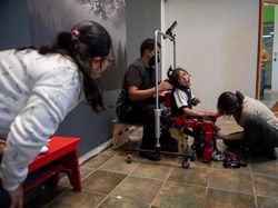 Robot Exoskeleton Canggih, Anak Lumpuh Bisa Jalan Sendiri