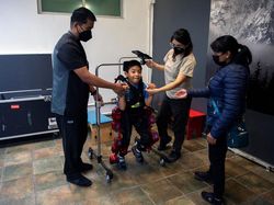 Robot Exoskeleton Canggih, Anak Lumpuh Bisa Jalan Sendiri