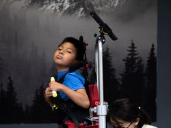 Robot Exoskeleton Canggih, Anak Lumpuh Bisa Jalan Sendiri