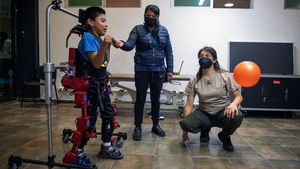 Robot Exoskeleton Canggih, Anak Lumpuh Bisa Jalan Sendiri